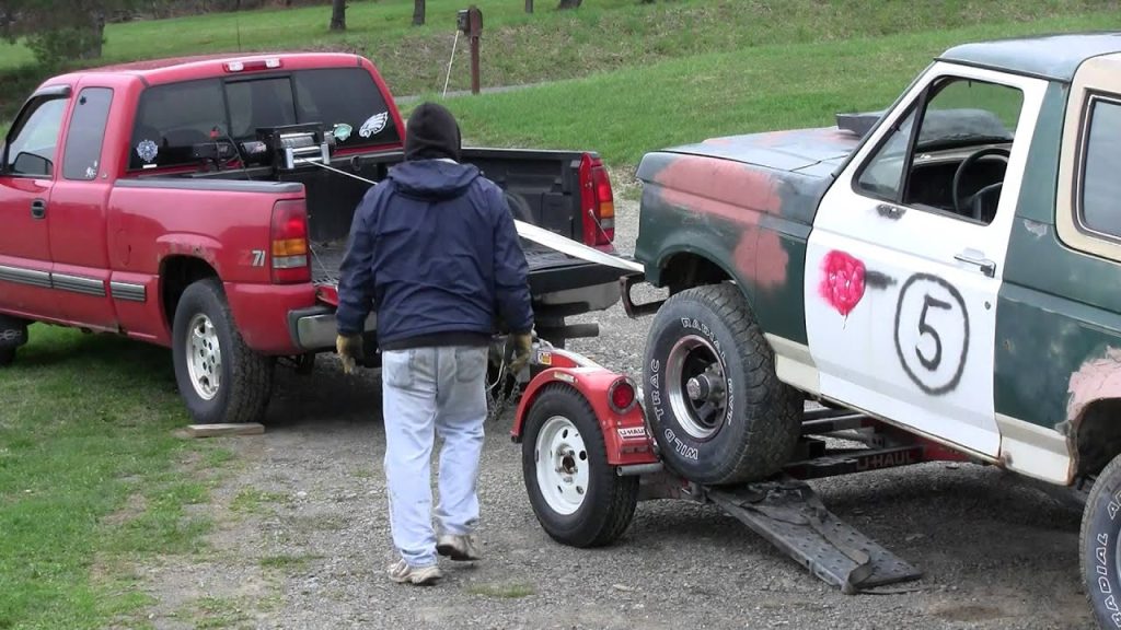 Tow Dolly vs. Trailer: What’s the Safer Option?